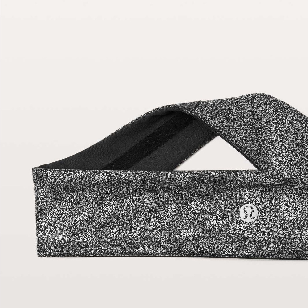 NWOT Lululemon Fly Away Tamer Headband II Luxtreme
Luminosity Foil Print Black